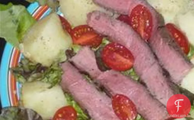 Bife quente e salada de batata