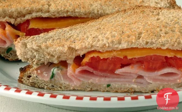 Sanduíche torrado de presunto e queijo