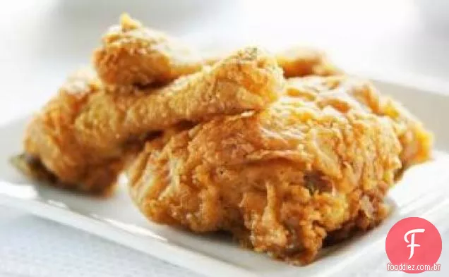 Frango frito marinado com vinho tinto com cebola