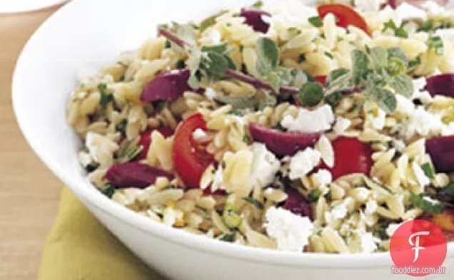 Salada de Orzo, Feta e tomate com vinagrete de manjerona