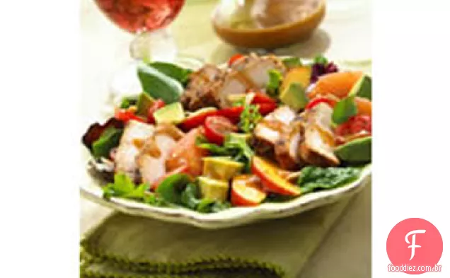 Salada de porco para churrasco com frutas de Verão e vinagrete balsâmico de mel