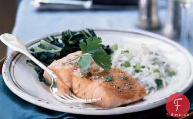 Salmão assado lentamente com arroz bok Choy e Coco