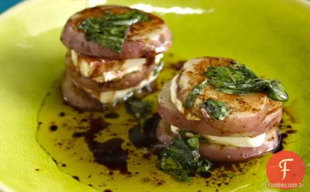 Batata grelhada e queijo de cabra Napoleão com vinagrete balsâmico-Manjericão
