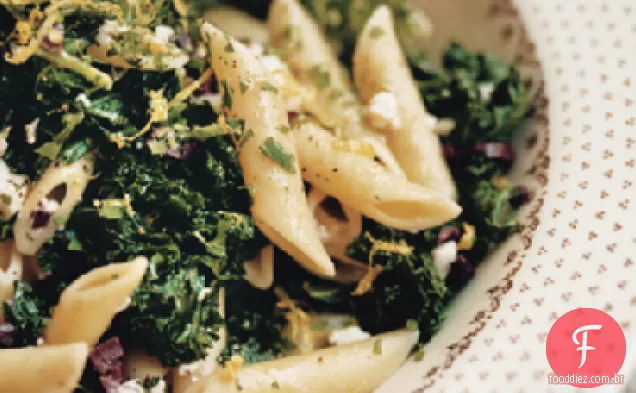 Penne com azeitonas verdes e queijo Feta