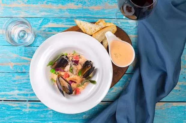 Salada de camarão e caranguejo