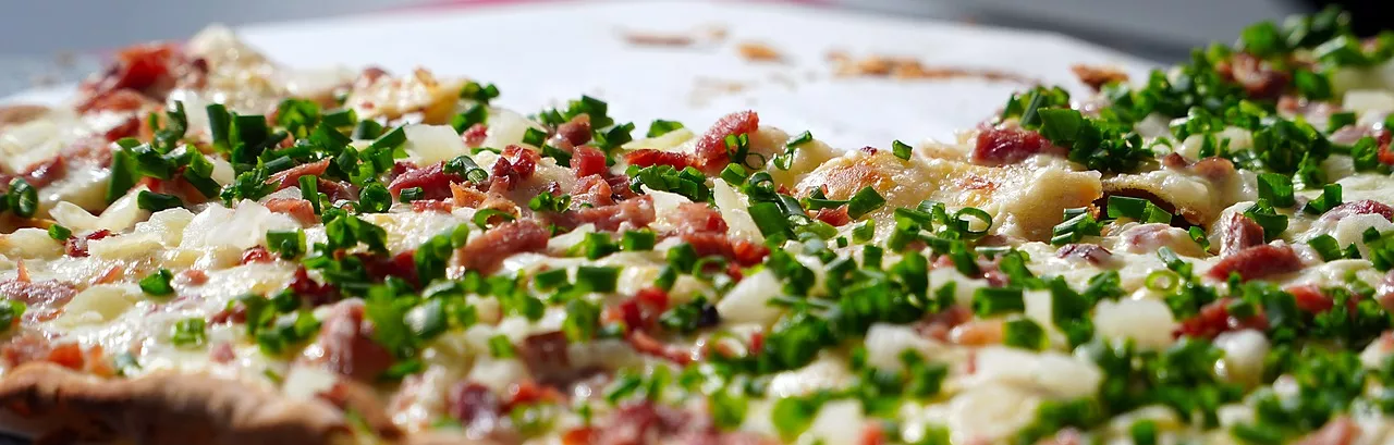 Nachos grelhados com molho Tomatillo-Poblano, molho de tomate fumado e Creme Fraiche de cebola verde